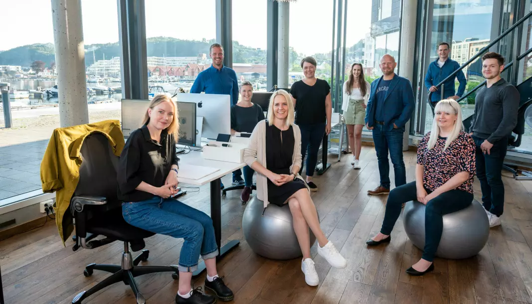 Partner og markedsføringsrådgiver i Skarp ønsker å satse på unge mennesker. Her sammen med teamet sitt.
