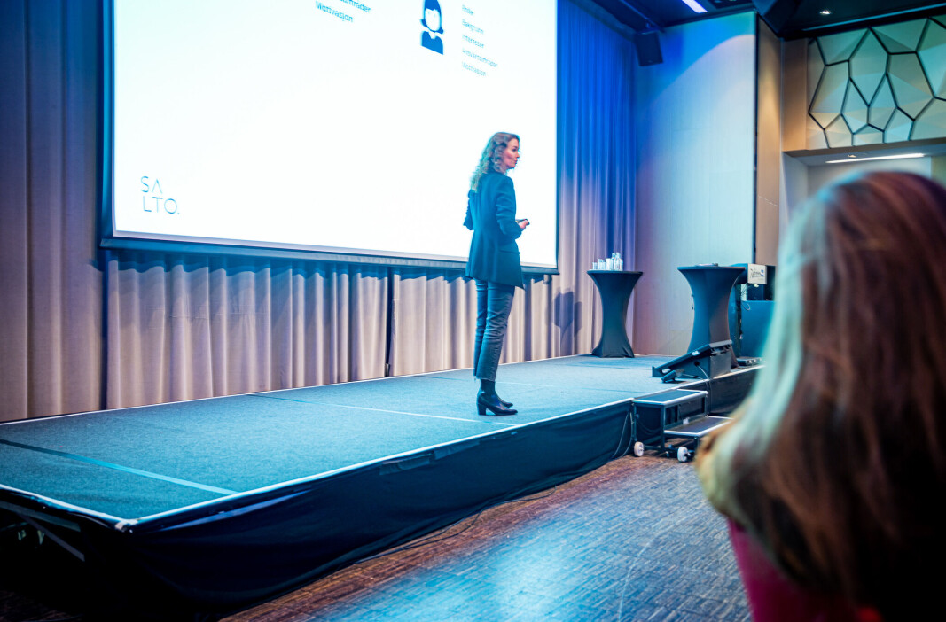 Inga Øystese Hovde på scenen under årets SRF- konferanse i Bergen. Inga Øystese Hovde på scenen under årets SRF- konferanse i Bergen.