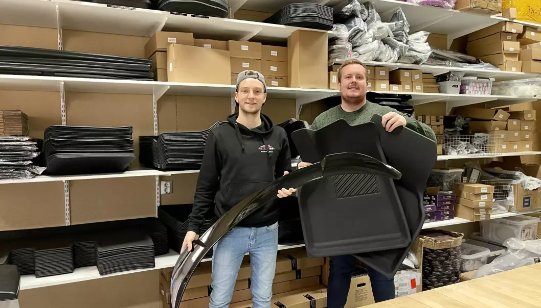 Wiktor Midtbø (26) og Jonas Håland (25), oppdaget et behov blant Tesla-sjåfører. Derfor startet de egen nettbutikk.