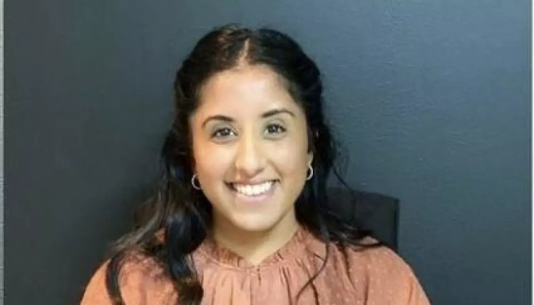 Hina Khurshid jobber som teamleder i Skycall ved siden av studiene.