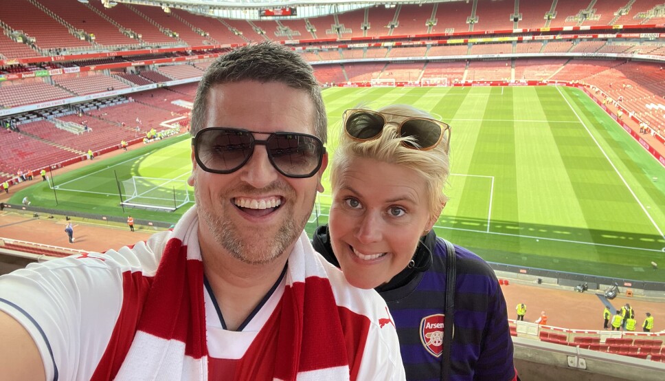Kåre Sele Krogedal sammen med sin kone Tone, på Emirates Stadium i London.