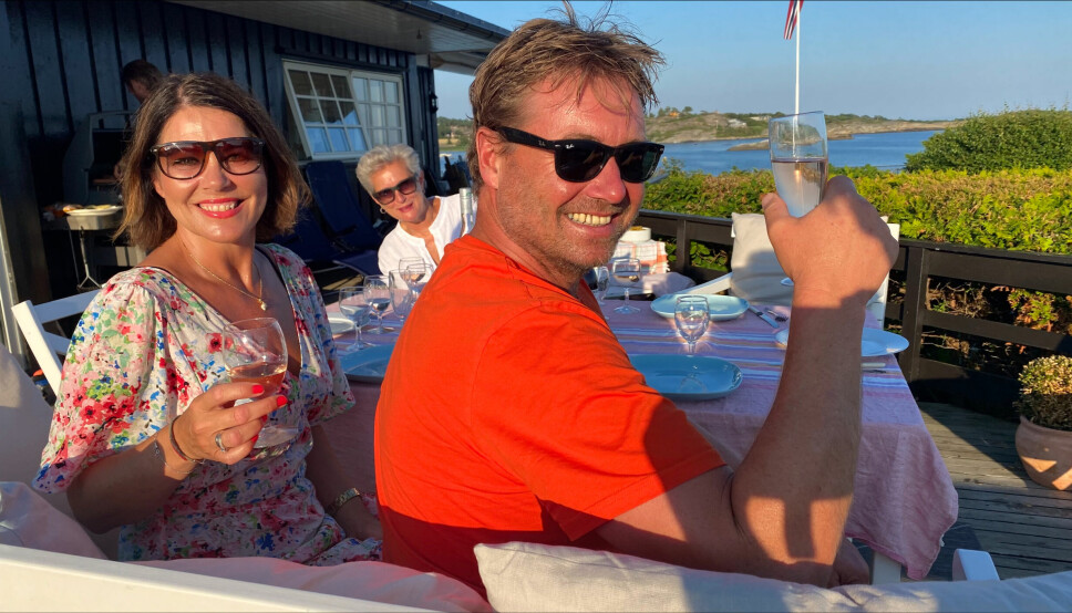Erik Nyheim på grillfest med sin kone Ann-Cathrin.