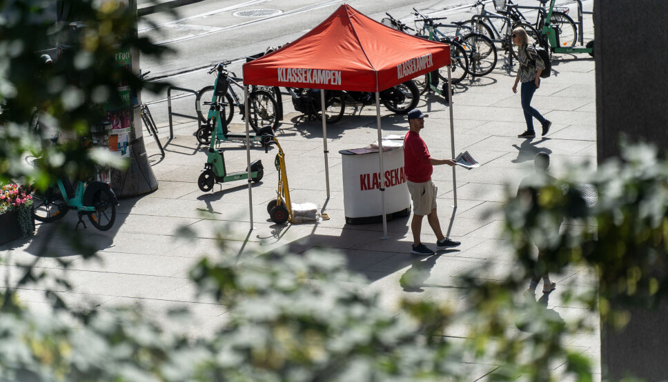 Klassekampen-selger deler flittig ut aviser til folket. Bildet er tatt fra SALG24 sitt kontor.