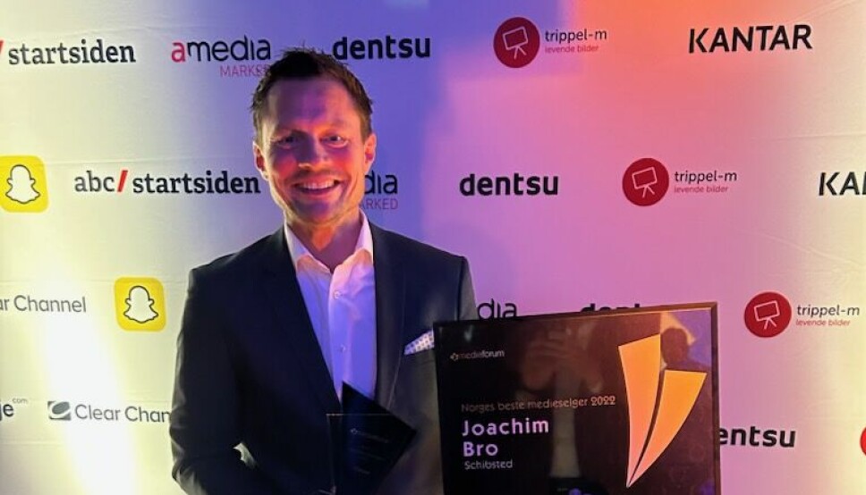 Strategisk kundesjef i Schibsted, Joachim Bro, med prisen i hånd.