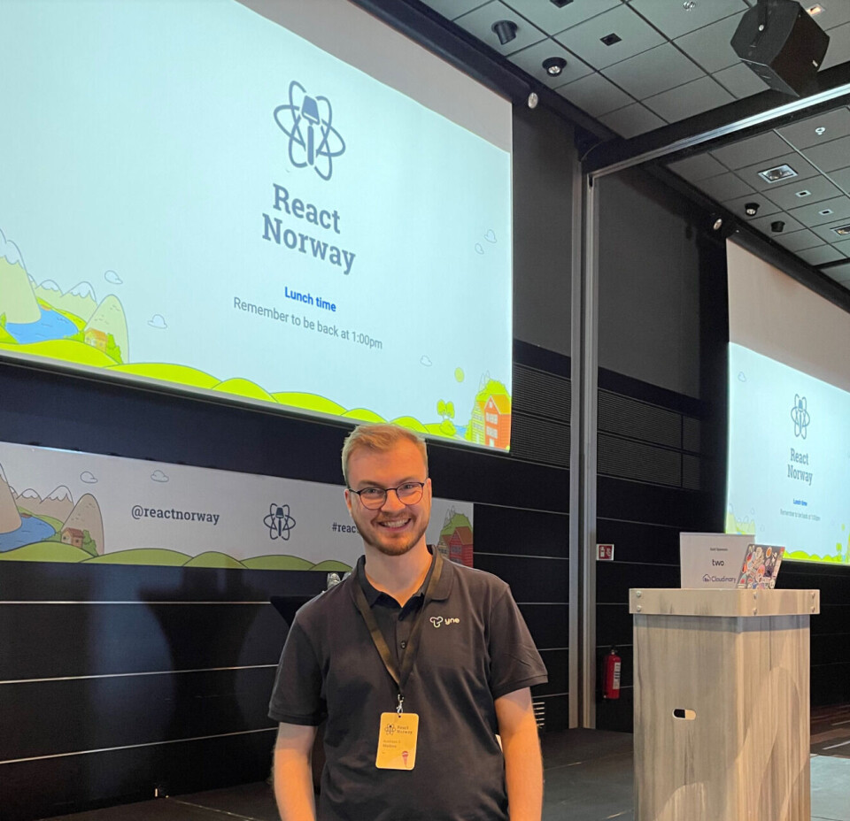 Yne ansatt foran storskjerm