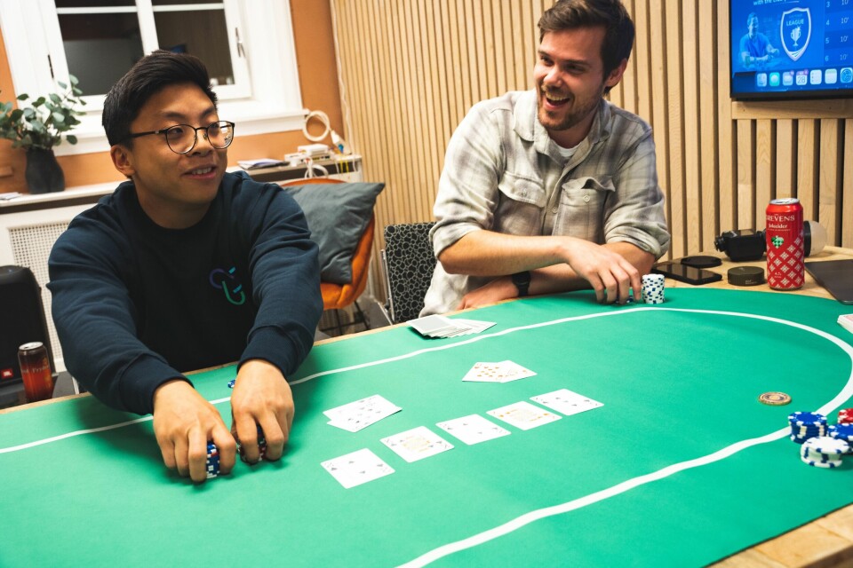 Yne ansatte spiller kort